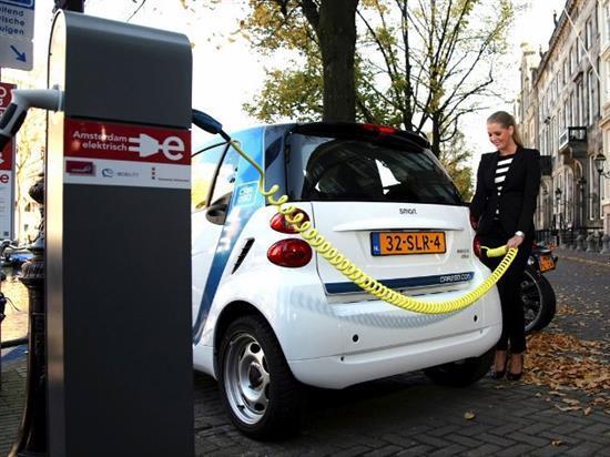 Pour accompagner les interdictions, la capitale des Pays-Bas va mettre en place des aides à l’achat en faveur des véhicules électriques et hybrides rechargeables