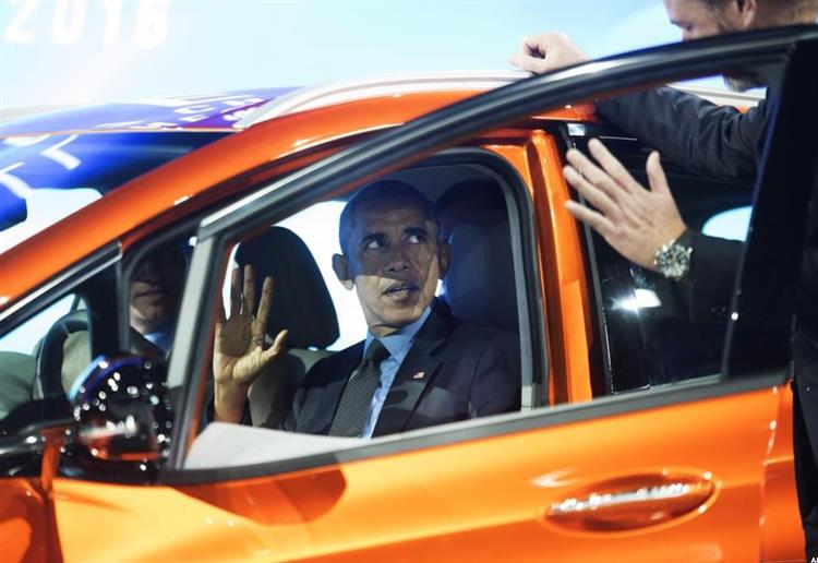 Au salon de Detroit 2016, le Président Barak Obama au volant de la nouvelle compacte électrique Chevrolet Bolt offrant jusqu’à 320 km d’autonomie