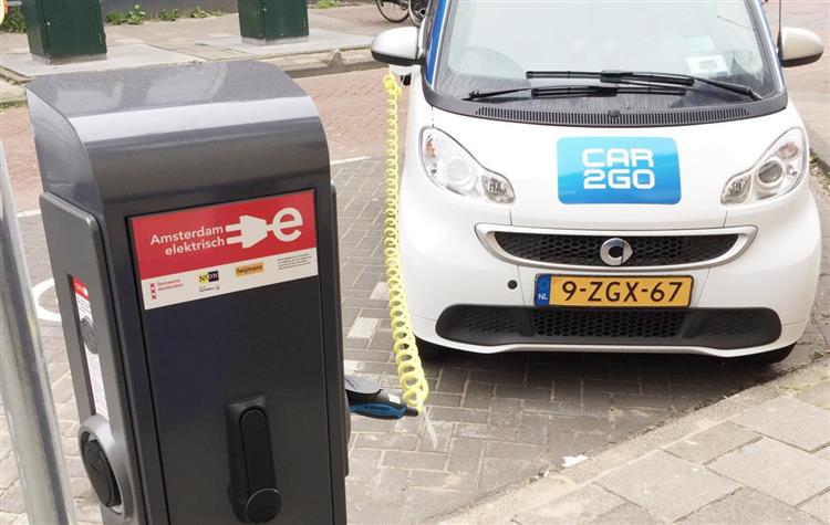 Une smart fortwo ED électrique du service d’autopartage car2go branchée sur l’une des 1 500 bornes de recharge publique que comptait début 2016 la ville d’Amsterdam