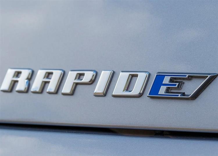 Dévoilé en octobre 2015, le prototype Aston Martin RapidE est dotée d’une transmission intégrale et d’une puissance totale supérieure à 1 000 ch