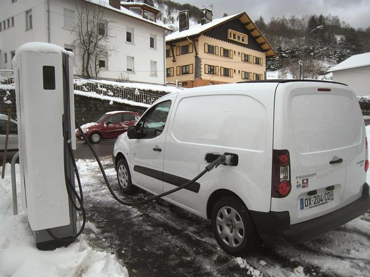 Un Peugeot Partner Electric branché sur la borne de recharge rapide récemment installée sur la station de ski de La Bresse