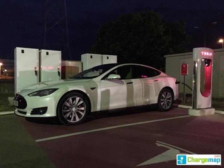 Le Grand Narbonne compte l’un des plus importants Superchargers installés par Tesla Motors en France (crédits : ChargeMap) 