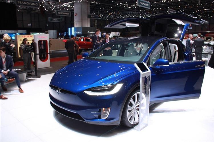 Avec ses portes arrière s’ouvrant selon une cinématique « ailes de faucon », le Model X est la star du stand Tesla à Genève