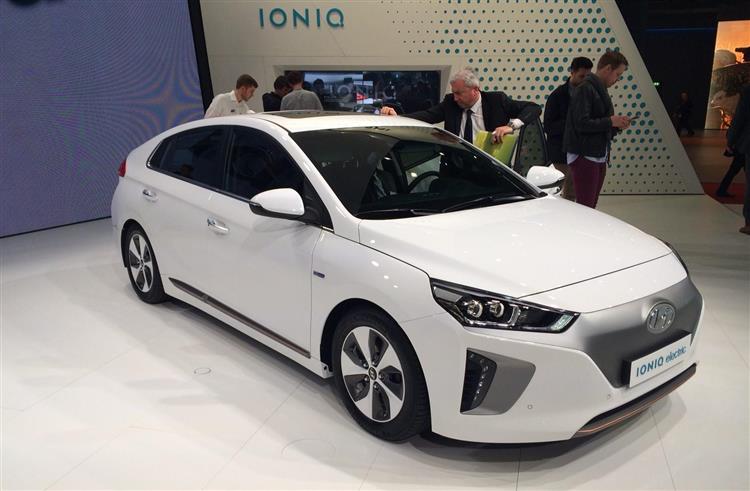 La Hyundai IONIQ Electric se distingue de ses sœurs hybrides par sa calandre avant pleine et ses liserés cuivrés spécifiques