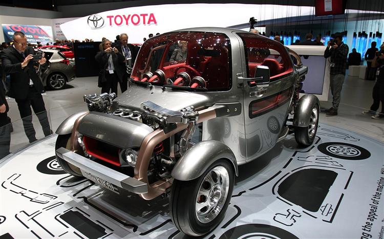 Présenté à Genève, le concept Toyota Kikai dispose de portes coulissantes, de 3 places en configuration 1 + 2 et est animé par une motorisation hybride 