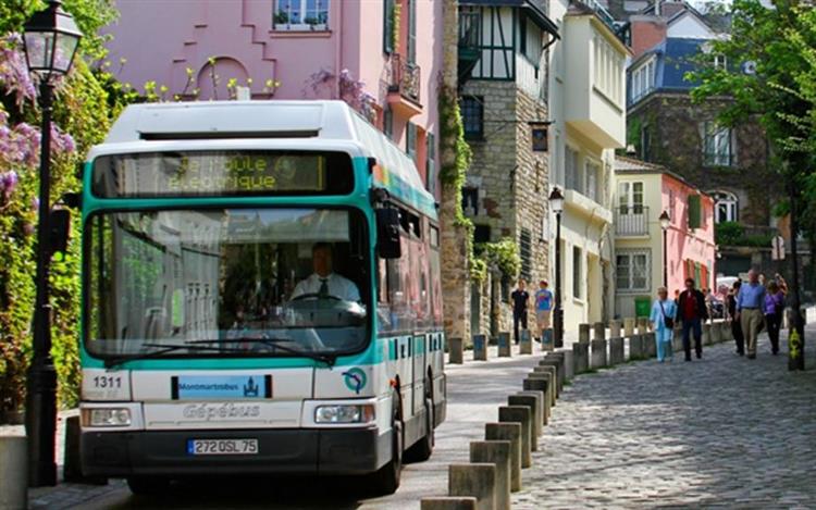 Ligne à vocation touristique, le Montmartrobus exploite depuis 2001 des bus électriques développés par le constructeur français PVI