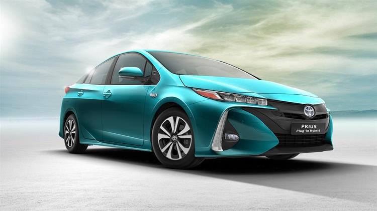 Première voiture hybride rechargeable de série du marché lancée en 2012, la Toyota Prius PHEV a droit à un second opus dont l’autonomie électrique est doublée