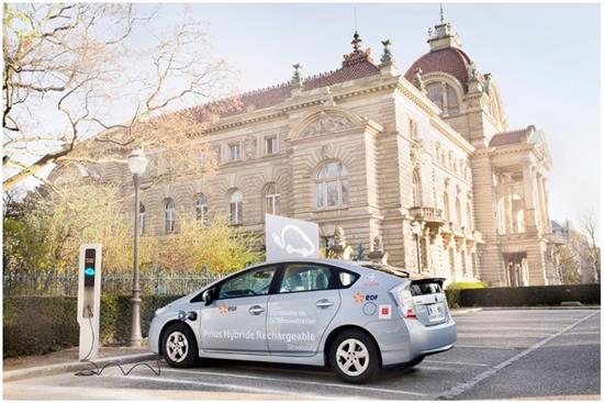 5 700 prises de recharge publique sont actuellement réparties sur 1 500 stations, dont 70 % appartiennent à des services d’autopartage électrique ouverts aux véhicules tiers