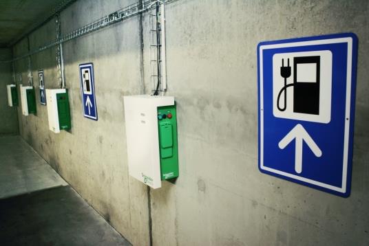 Depuis le 1er juillet 2012, tous les parkings des bâtiments tertiaires neufs doivent prévoir un pré-équipement pour la recharge des véhicules électriques