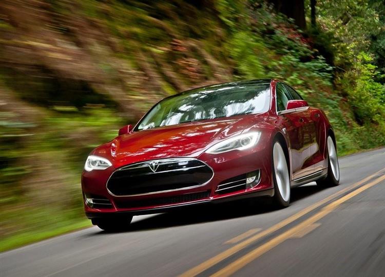 Prochainement restylée, la Tesla Model S peut parcourir jusqu’à 500 km sur une seule charge