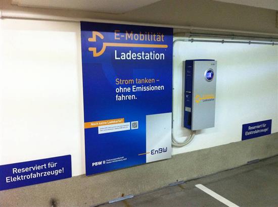 Une borne de recharge à Stuttgart opérée par l’énergéticien EnBW. Accessibles par carte RFID ou par un code QR à scanner pour les visiteurs, les bornes sont opérationnelles et compatibles avec l’ensemble des véhicules