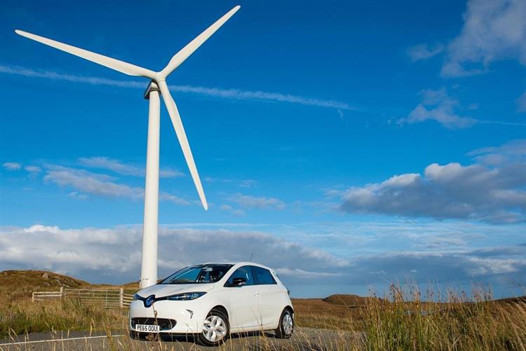 En stockant l’électricité verte produite localement avant de la réinjecter dans le réseau lors des pics de consommation, la voiture électrique pourrait jouer rôle important dans la transition énergétique