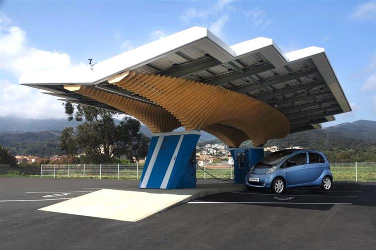 Une citadine électrique Peugeot iOn branchée sur la station solaire récemment inaugurée à Ajaccio