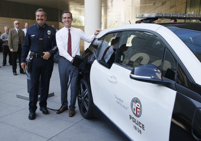 Charly Beck, le chef de la police de Los Angeles et le maire de la ville Eric Garcetti posant devant une BMW i3 aux couleurs du LAPD