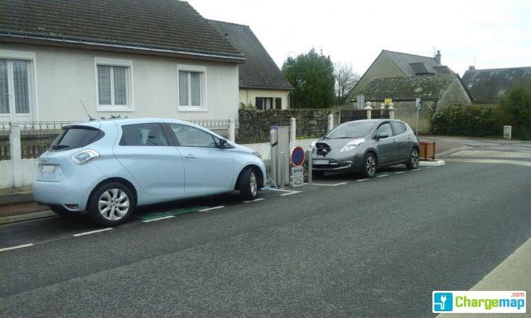 Une Nissan LEAF et une Renault ZOE branchée sur la borne de recharge installée Rue de La Poste, à Azay-sur-Cher (crédits : ChargeMap)