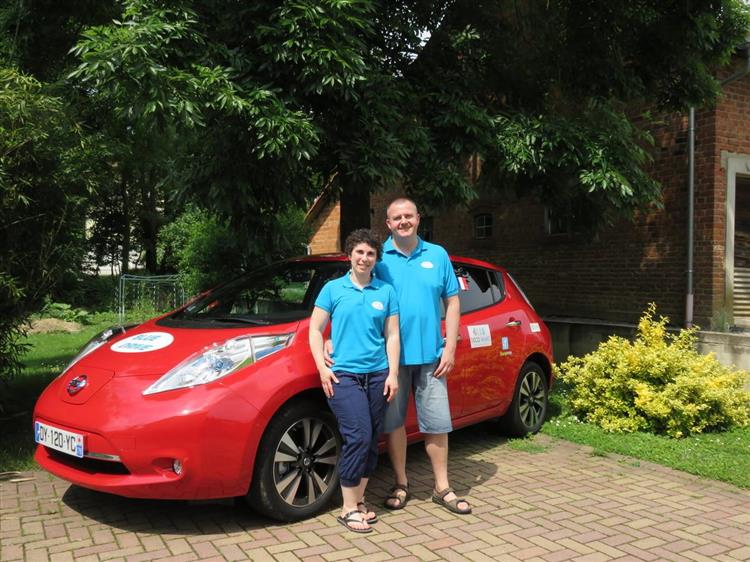 Jennifer et Frédéric, les enthousiastes membres de l’équipage Blue Drive posant devant leur Nissan LEAF 30 kWh