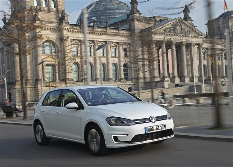 D’ici à 2025, le groupe Volkswagen lancera 30 nouveaux véhicules électriques. Ici, une compacte Volkswagen e-Golf, modèle électrique le plus vendu en Norvège