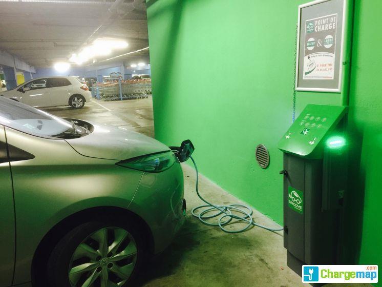 Une citadine électrique Renault ZOE branchée sur l’une des rares bornes de recharge du département installée dans le parking de l’hypermarché Hyper U Cœur Lozère, à Mende (crédits : ChargeMap)