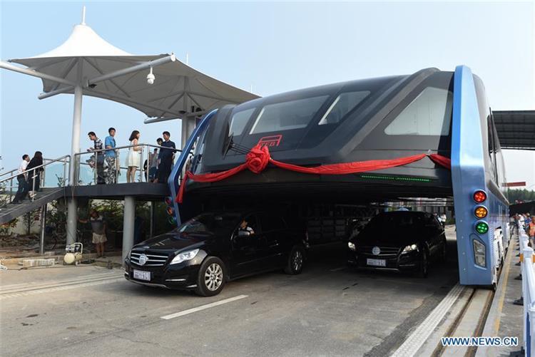 Haut de 4,8 mètres, le TEB-1 peut laisser circuler deux véhicules de front sous son tablier (crédits : news.cn)