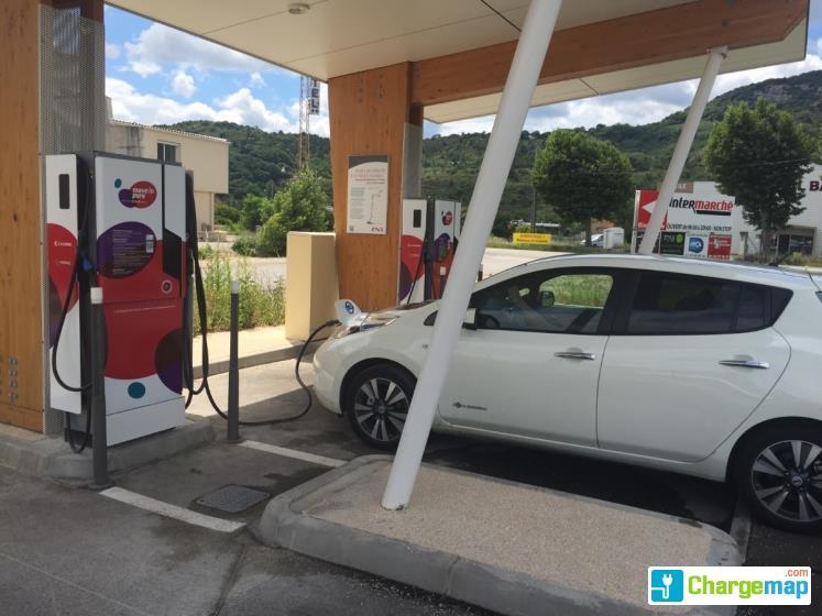 Une Nissan LEAF électrique branchée sur l’une des deux bornes de recharge rapide installées par la CNR à Soyons, sur la zone commerciale Les Freydières (crédits : ChargeMap)