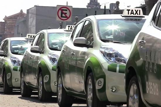 Taxis électriques, réseau public de bornes de recharge, bus hybrides, … La capitale belge lance des signaux écologiques forts