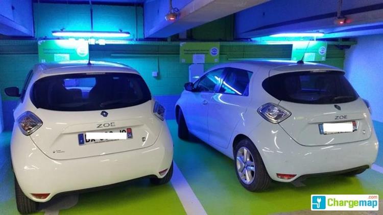 Deux citadines Renault ZOE branchées sur les bornes de recharge installées dans le parking Comédie de Montpellier (crédits : ChargeMap)
