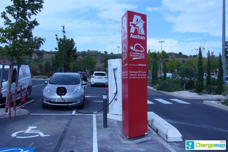 L’une des rares bornes de recharge rapide a été installée par Nissan sur le parking de l’enseigne Auchan de Perpignan (crédits : ChargeMap)