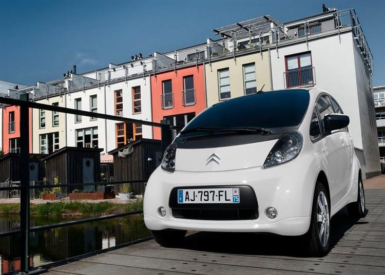 Lancée en 2010, la citadine Citroën C-Zero offre une autonomie moyenne de 100 km et une recharge rapide en moins de 30 mn