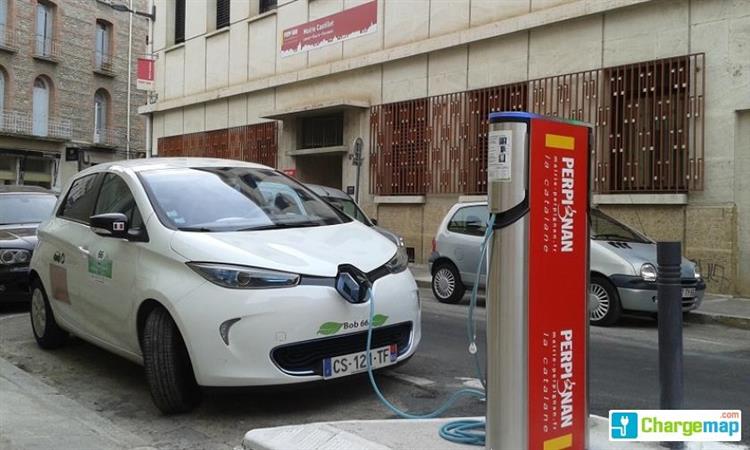 Une citadine électrique Renault ZOE branchée sur l’une des bornes de recharge publique installées à Perpignan (crédits : ChargeMap)