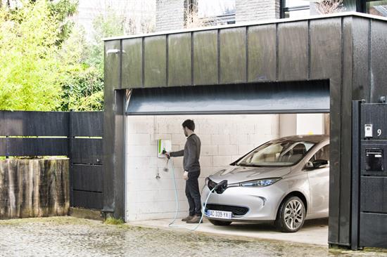 Avec sa nouvelle batterie de 41 kWh, la citadine électrique Renault ZOE fait le plein à domicile en 13 heures sur une prise renforcée ou en 5 heures sur une Wallbox