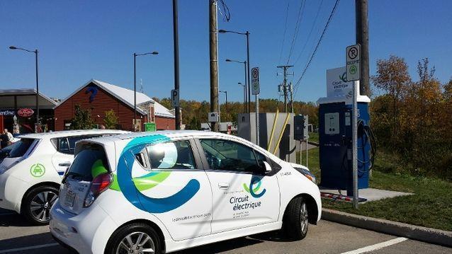 Une Nissan LEAF et une Chevrolet Spark EV branchée sur une borne de recharge rapide installée dans la province du Québec