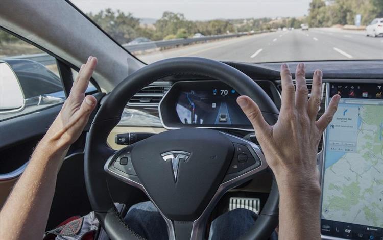 La Tesla Model S est la première voiture de grande série à être dotée de fonctions évoluées de conduite autonome