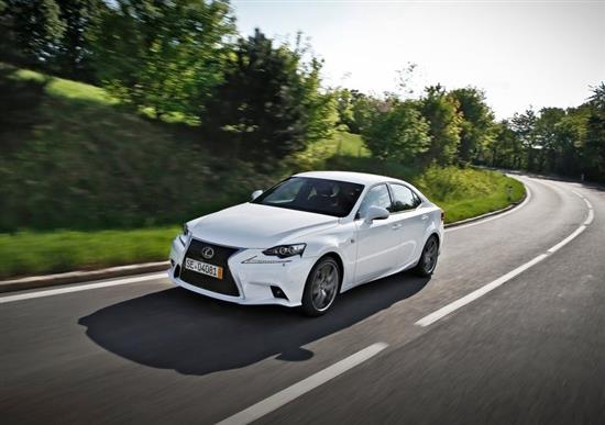 Troisième génération, la berline Lexus IS 300h s’affranchit d’une motorisation diesel en intégrant un moteur hybride essence-électrique plus exclusif