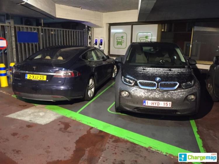 Une Tesla Model S et une BMW i3 branchées sur deux bornes de recharge installées dans le parking P58 de Bruxelles (crédits : ChargeMap)