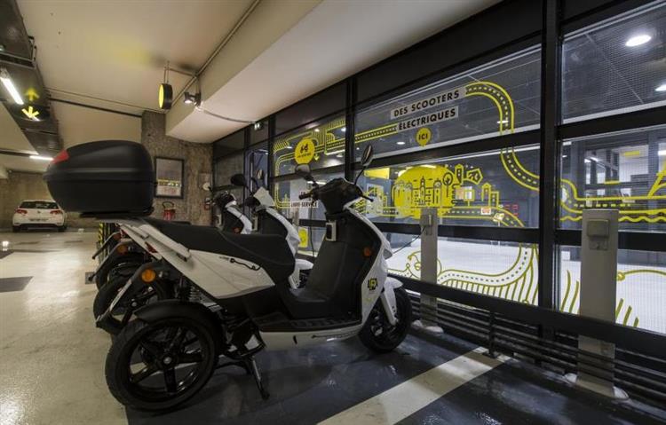 Opéré par Wattmobile, le service se compose de 10 scooters électriques répartis sur 3 station (Part-Dieu, Halles et Terreau)