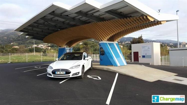 Une Tesla Model S garée sur la station de recharge Driveco installée à Furiani, en Haute-Corse (crédits : ChargeMap)