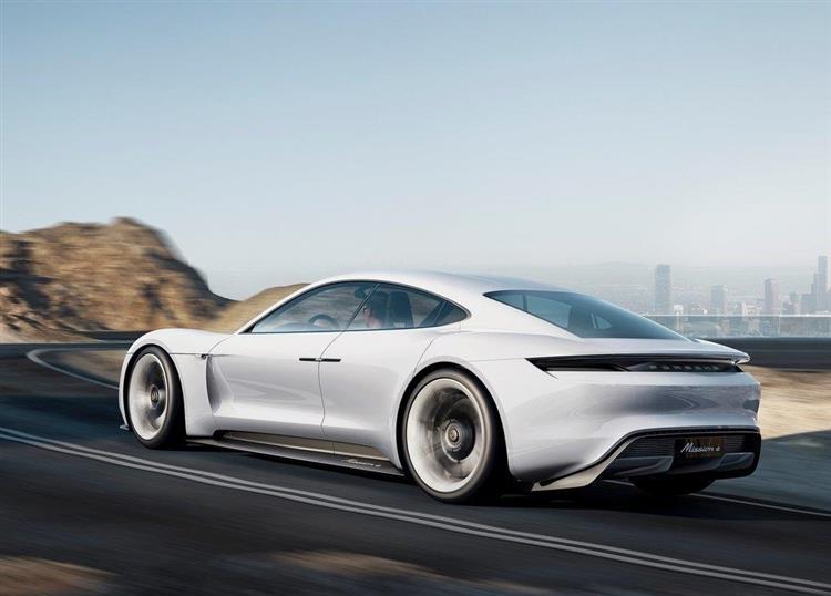 Présentée au salon de Francfort 2015, le concept Porsche Mission E aura droit à sa version de série en 2018