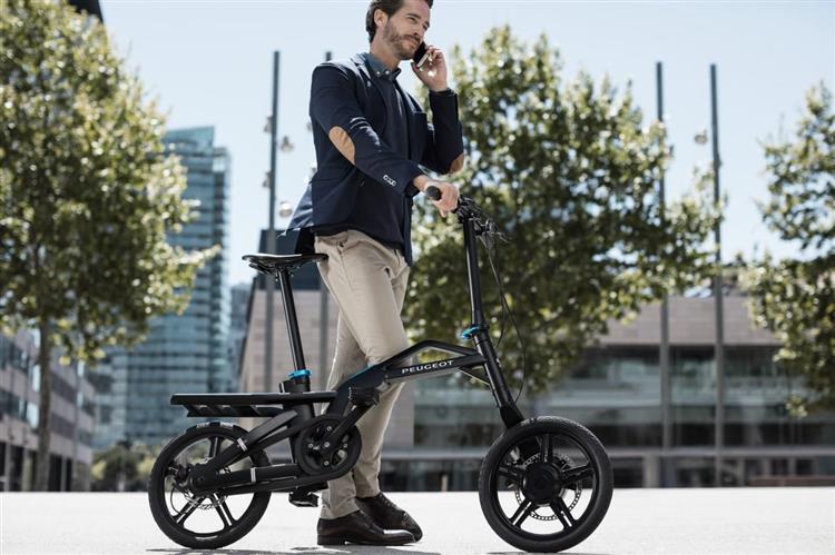 Vélo électrique d’appoint, le Peugeot eF01 peut se recharger dans le coffre de son véhicule grâce à une « Dockstation »