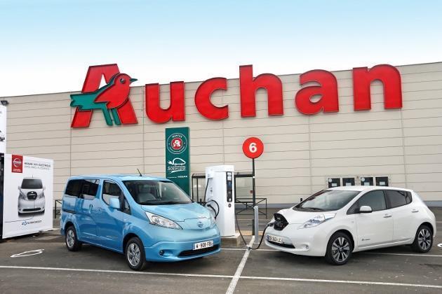 En France, Nissan a déployé 250 bornes de recharge rapide sur ses fonds propres ou en partenariat (ici avec Auchan)
