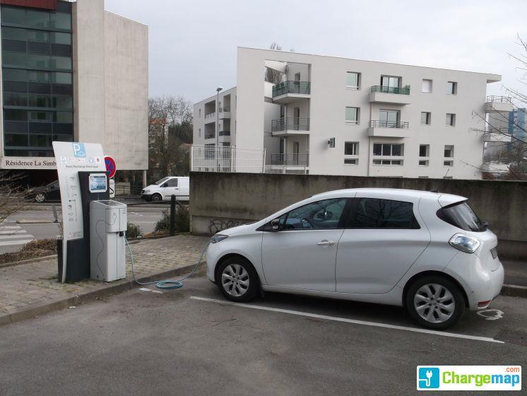 Une Renault ZOE branchée sur la borne de recharge installée sur le Boulevard des Etats-Unis à la Roche-sur-Yon (crédits : ChargeMap)