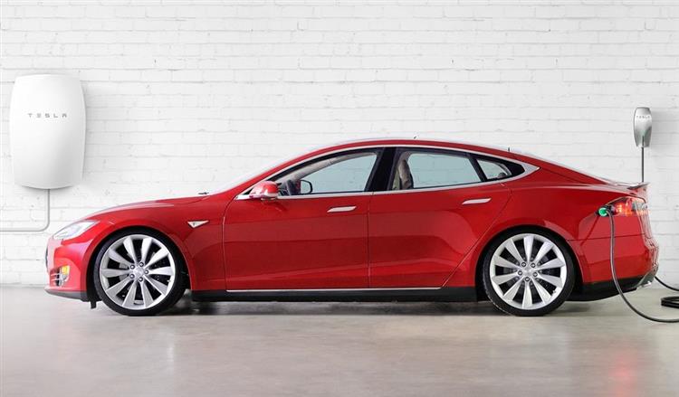 Les acheteurs de Tesla Model S et X pourront bientôt acheter un package panneaux solaires + Powerwall + bore de recharge