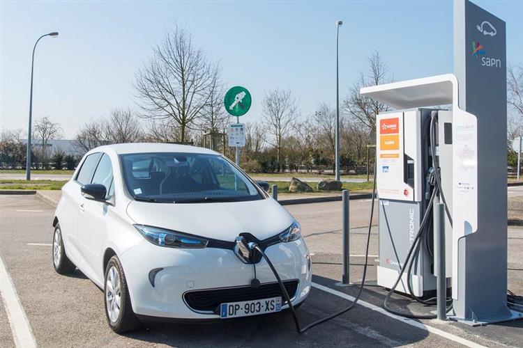 Lancée au printemps 2013, la citadine électrique Renault ZOE offre actuellement une autonomie moyenne de 160 km