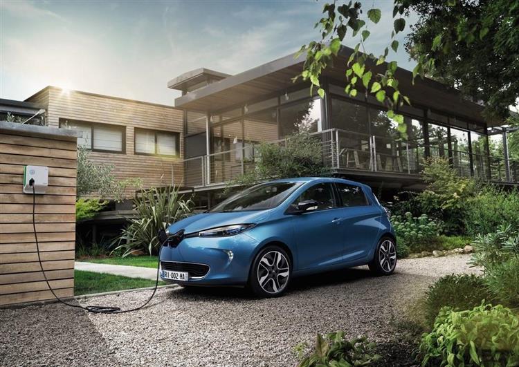 Voiture électrique la plus vendue en France, la citadine Renault ZOE s’offre une nouvelle batterie lui permettant de parcourir 300 km sur une seule charge