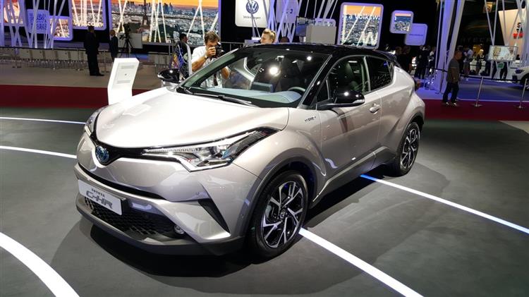 Sur le stand parisien du constructeur, le Toyota C-HR à motorisation hybride s’expose dans sa version de série