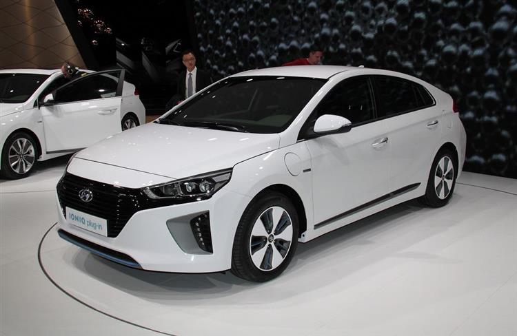 Dotée d’une calandre avant spécifique, la Hyundai IONIQ à motorisation hybride rechargeable sera commercialisée en France début 2017