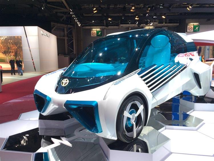 Au Mondial de Paris, le concept Toyota FCV Plus se renouvelle avec une pile à combustible qui alimenter en énergie votre maison ou le réseau électrique