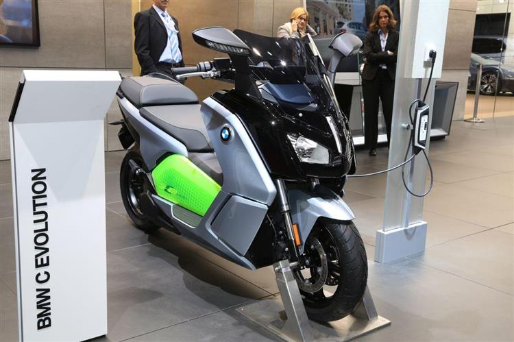 Au Mondial de Paris, le scooter électrique se dote d’une nouvelle batterie offrant jusqu’à 160 km d’autonomie sur une seule charge