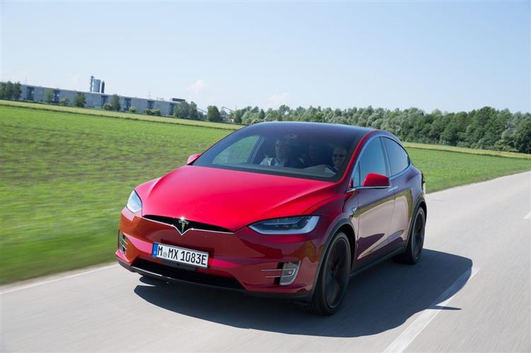 Trois mois seulement après son lancement en Europe, le Tesla Model X voit sa version d’entrée de gamme évoluer