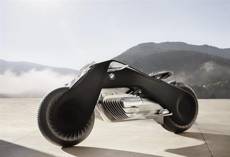 Le concept BMW Motorrad Vision Next 100 déploie des éléments de protection à haute vitesse