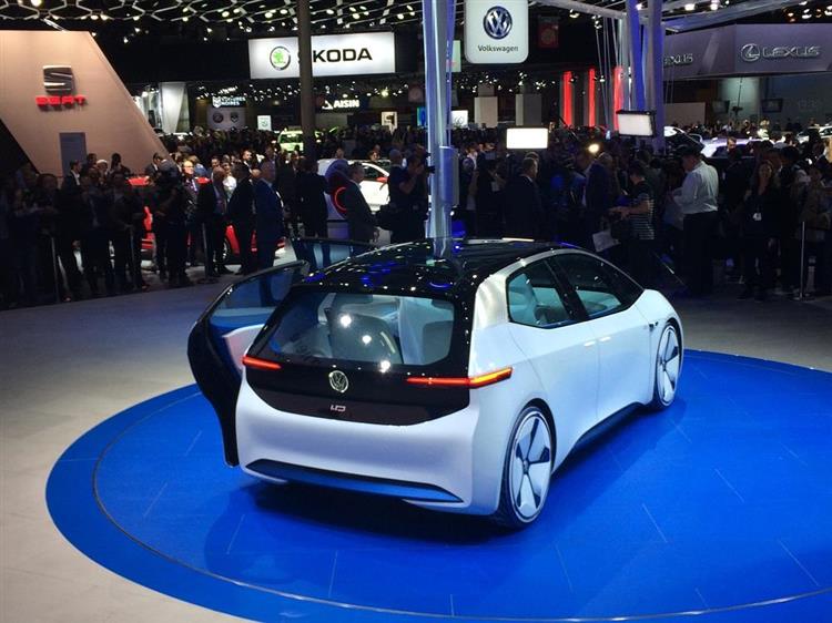 Présenté au Mondial de Paris, le concept Volkswagen I.D. n’aura droit à sa version de production qu’à l’horizon 2020